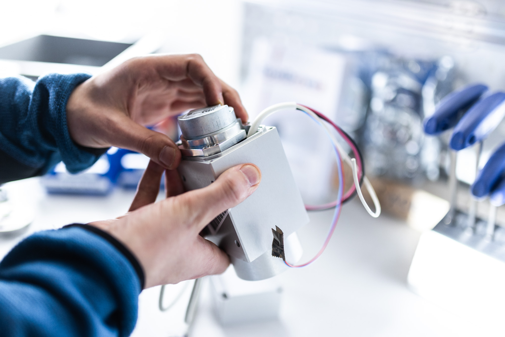 Mitarbeiter beim prüfen eines Compact Line Moduls