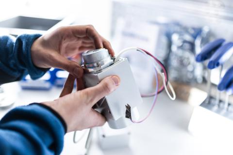 Mitarbeiter beim prüfen eines Compact Line Moduls