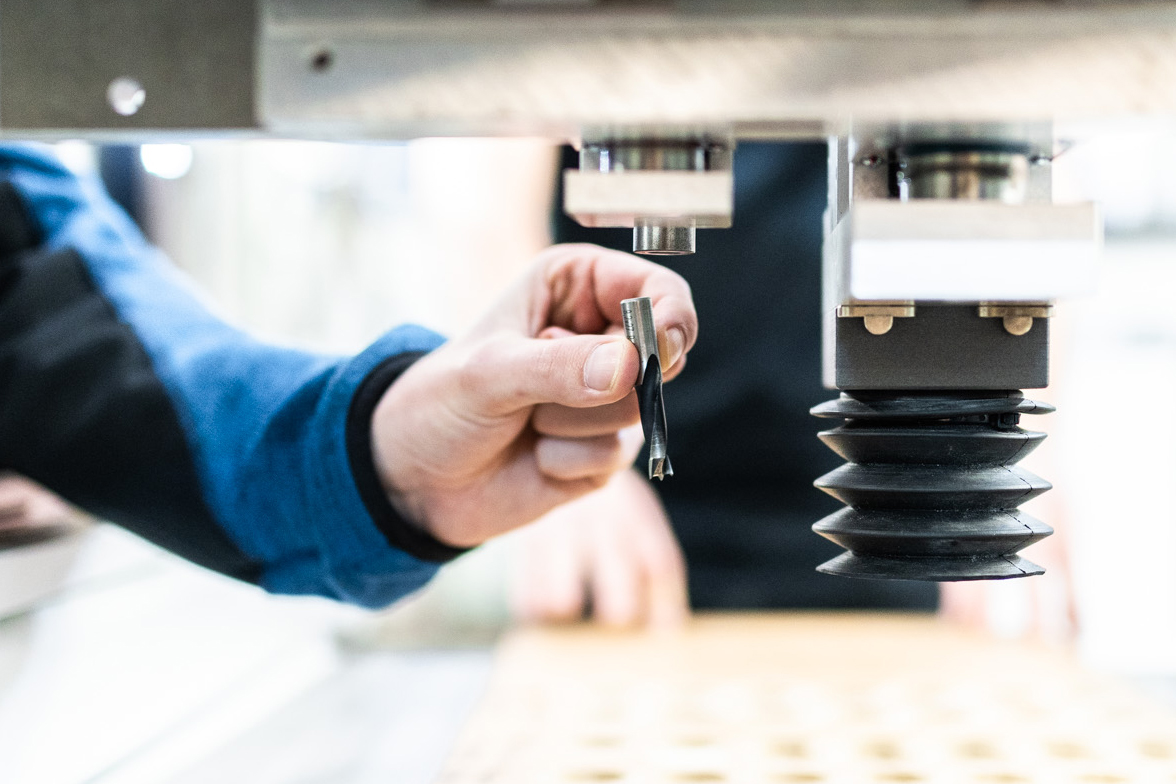 Mitarbeiter beim Einrichten eines Bohraggregats