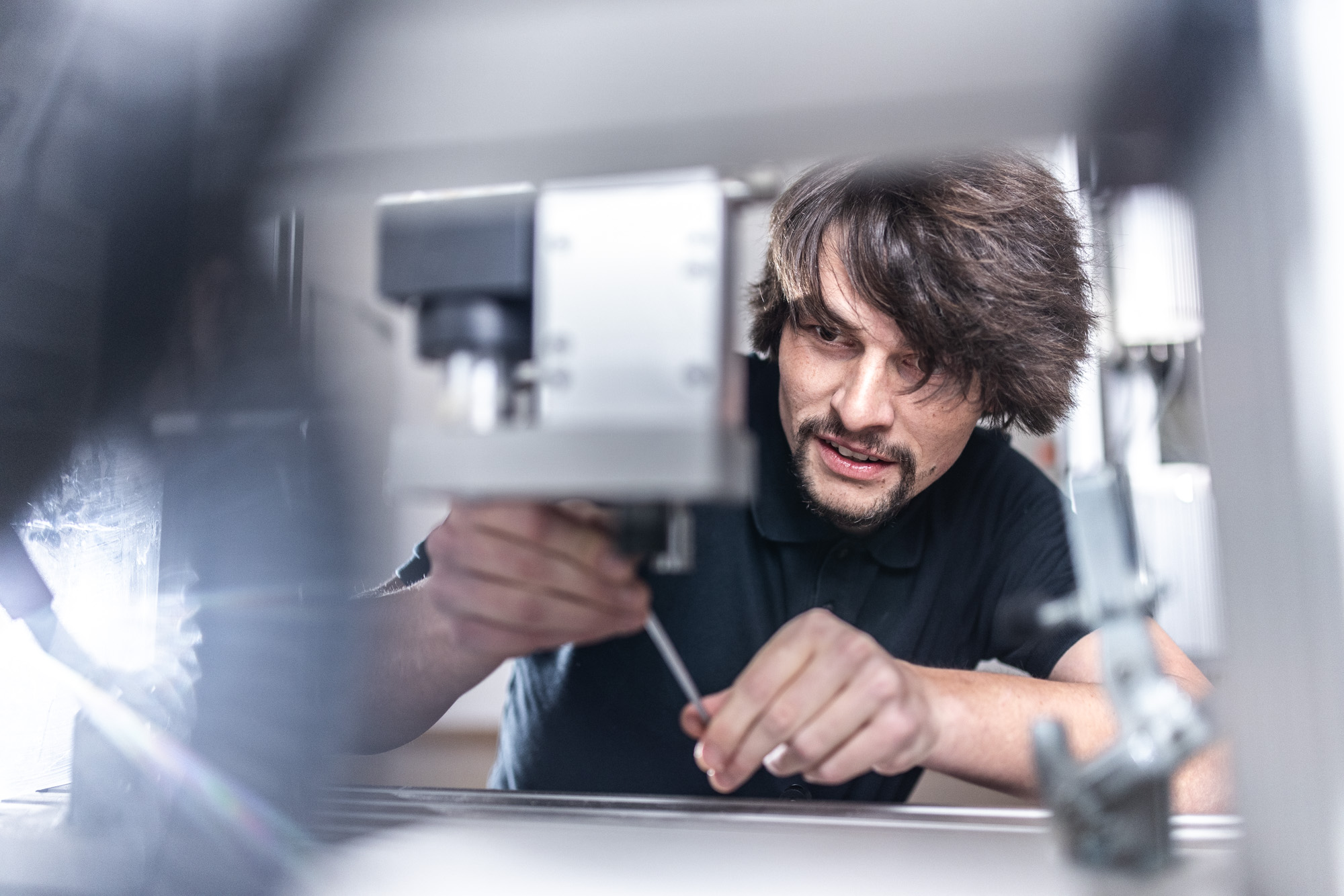 Mitarbeiter beim Einrichten eines Bohraggregats