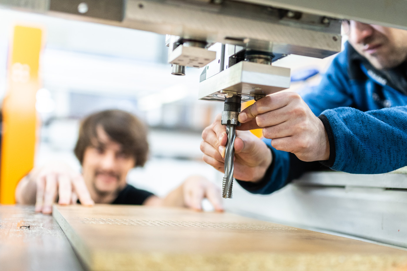 Mitarbeiter beim Einrichten eines Bohraggregats