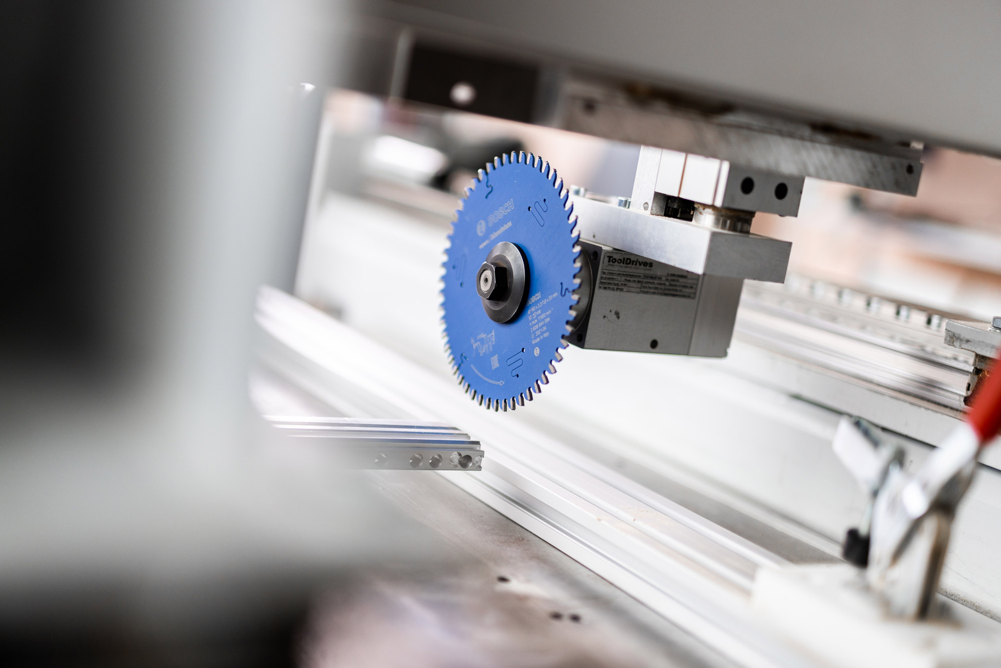 Bearbeitung von Küchenbauteilen mit dem Sägeblatt und Compact Line Modul 