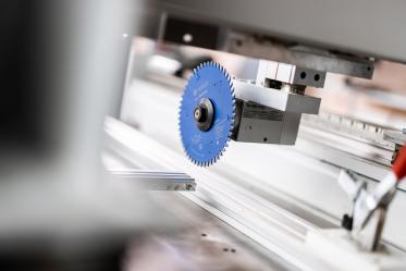 Bearbeitung von Küchenbauteilen mit dem Sägeblatt und Compact Line Modul 