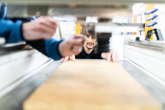 Mitarbeiter beim Einrichten eines Bohraggregats