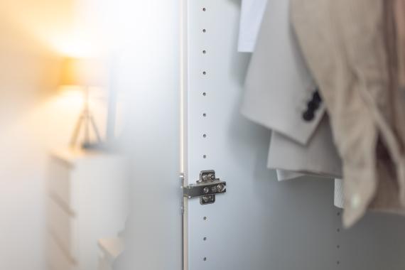 Exakte Bohrungen im Kleiderschrank