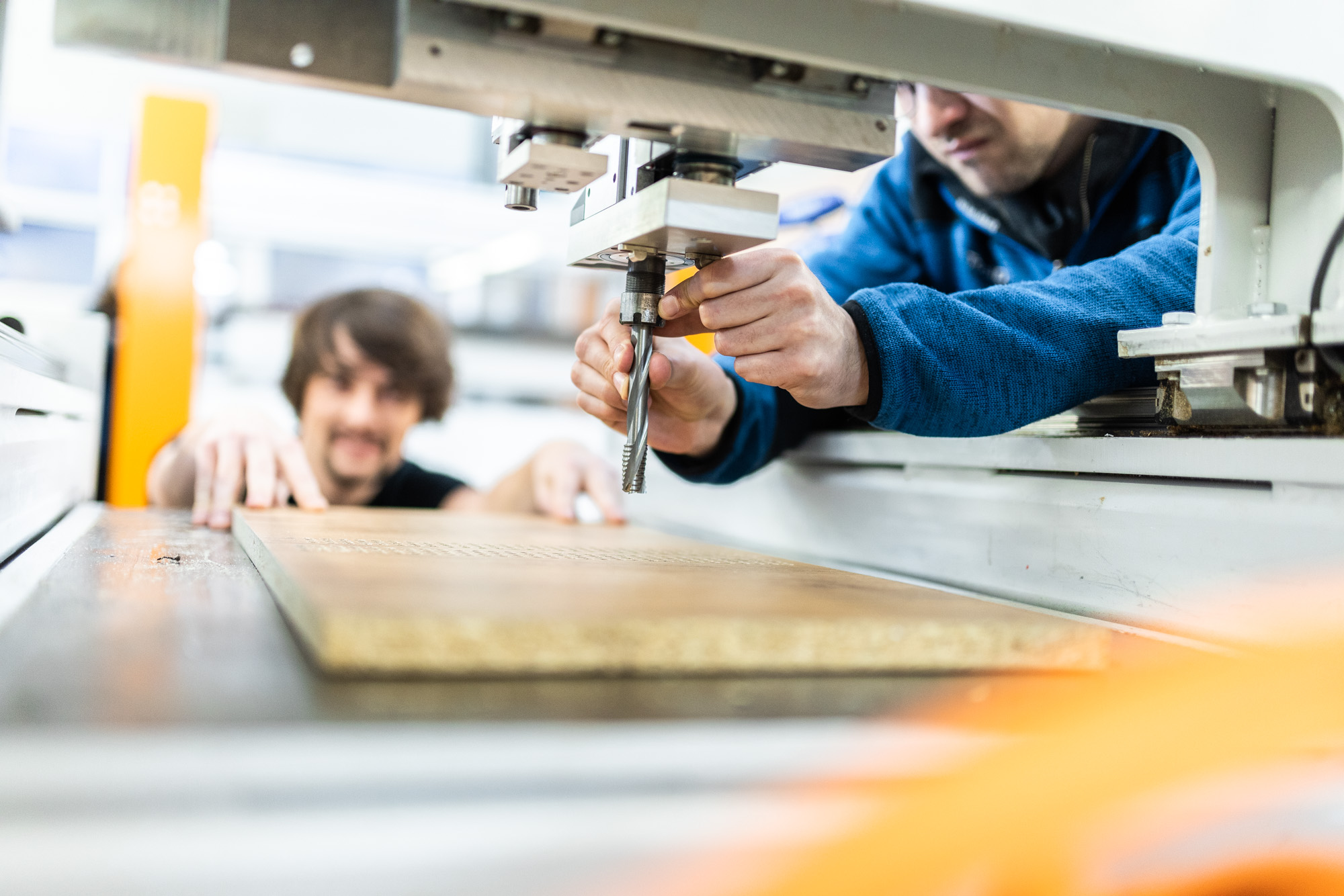 Mitarbeiter beim Einrichten eines Bohraggregats