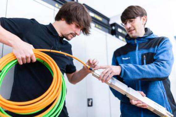 Mitarbeiter führen Service durch