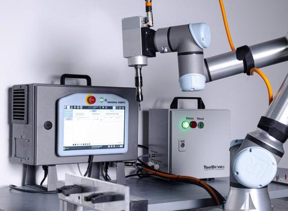 Setting von Cobot inkl. Compact Line Module fürs Bohren, Fräsen, Sägen, Schleifen, Polieren und Entgraten