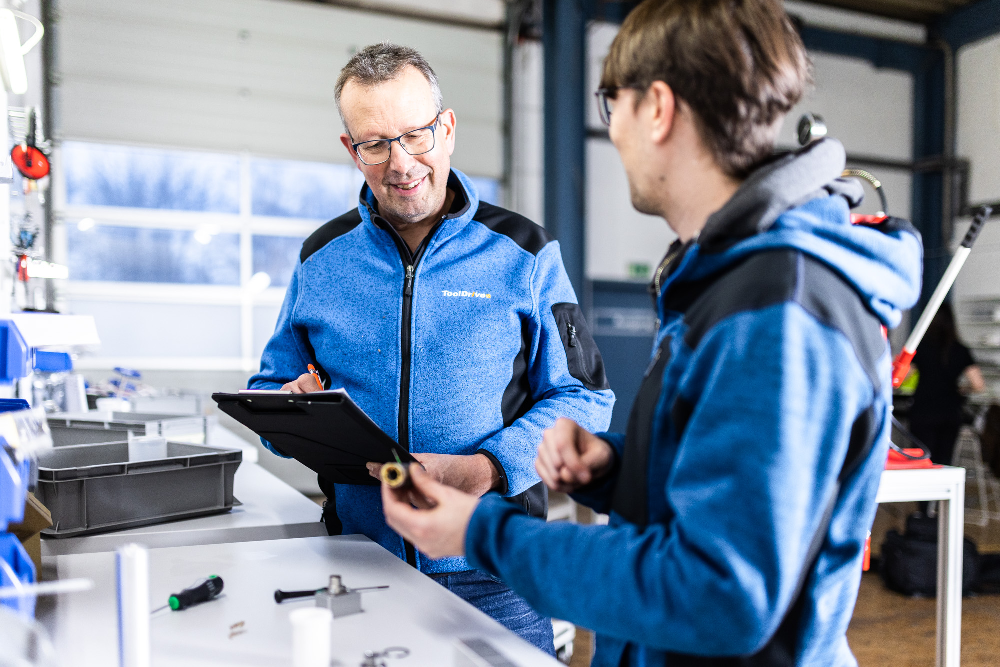 Mitarbeiter beim Prüfen eines Bauteils