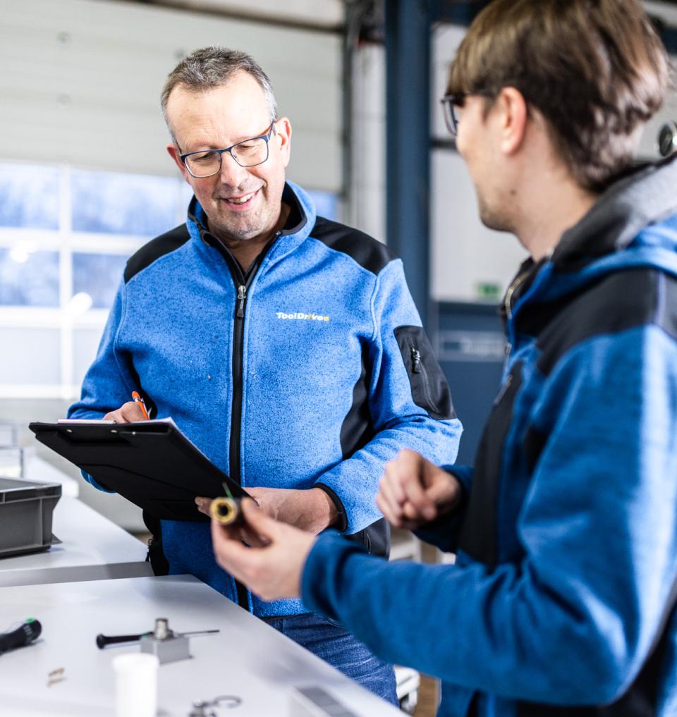 Mitarbeiter beim Prüfen eines Bauteils